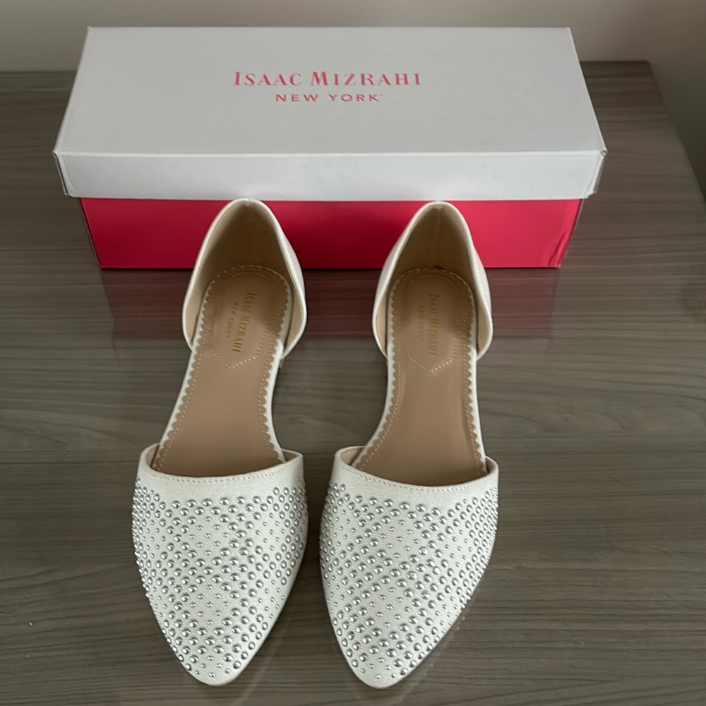 NEW ISAAC MIZRAHI SIZE 8 WHITE GENE STUDDED FLATS